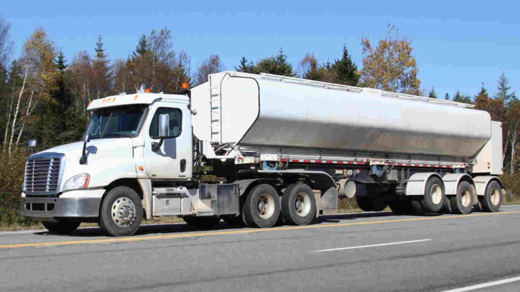 شاحنة حديثة تقدم خدمة ناقلة المياه في الصحافة لتوصيل المياه العذبة بسرعة وكفاءة عالية للمنازل والمشاريع