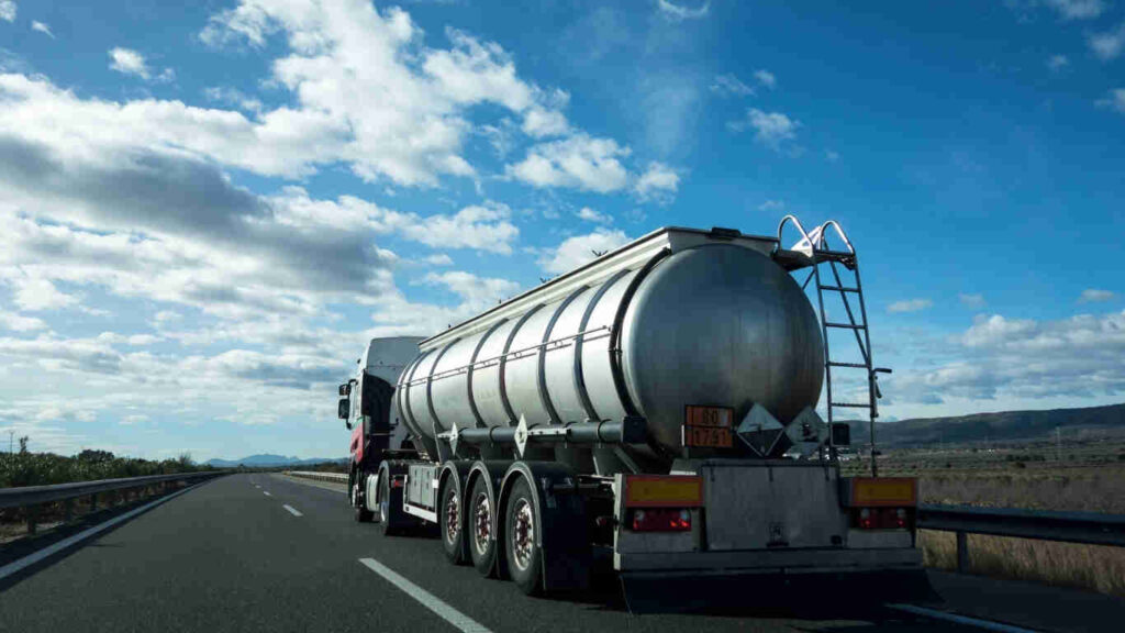 صورة شاحنة كبيرة تقدم خدمة ناقلة المياه بالرياض لتوصيل مياه عذبة ونظيفة للمنازل والمشاريع