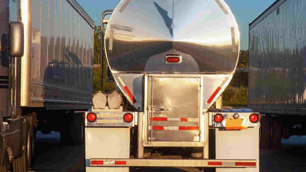 أسطول خدمة ناقلة المياه في الصحافة التابع لشركة ويت مويا يعمل على مدار الساعة لتوصيل المياه النقية للمنازل والشركات.