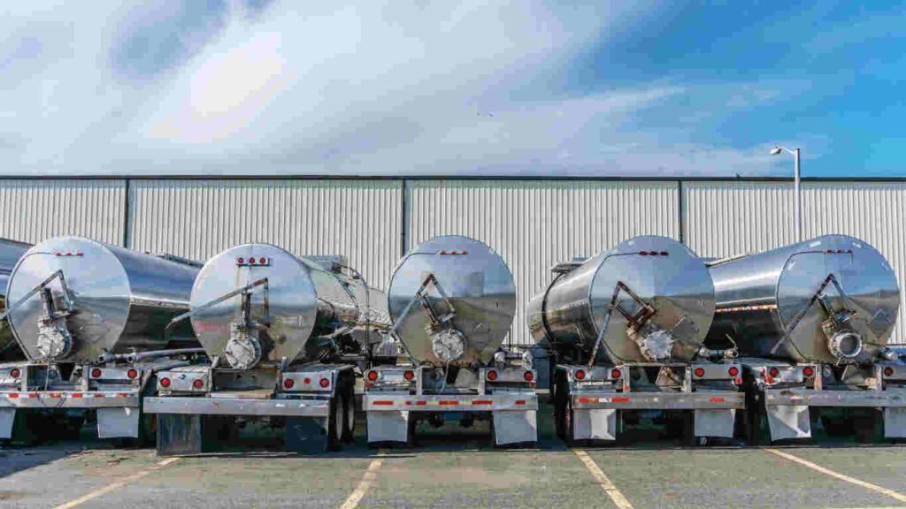 خدمة صهريج مياه نقية ٣٢ طنًا للمنازل والمباني التجارية