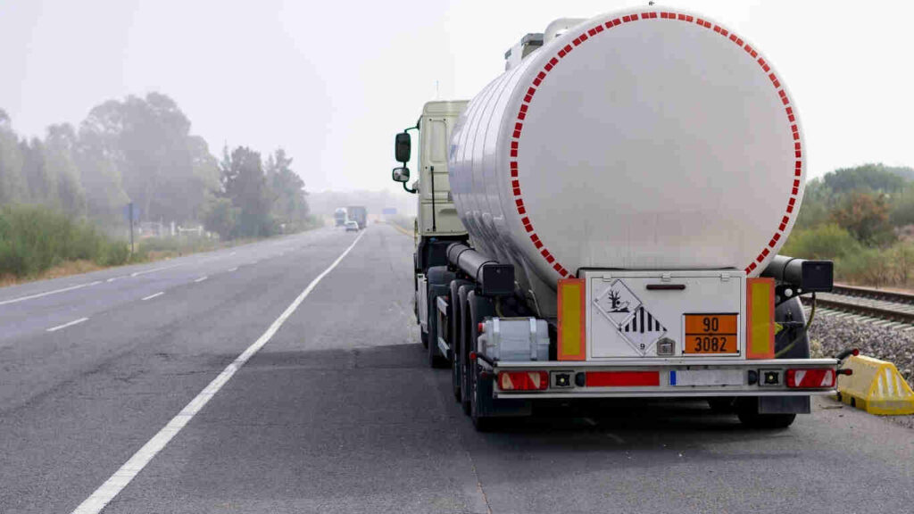 فريق عمل من افضل شركة ناقلة مياه يقوم بملء خزانات المياه في الأحياء السكنية بمدينة الرياض بجودة مضمونة