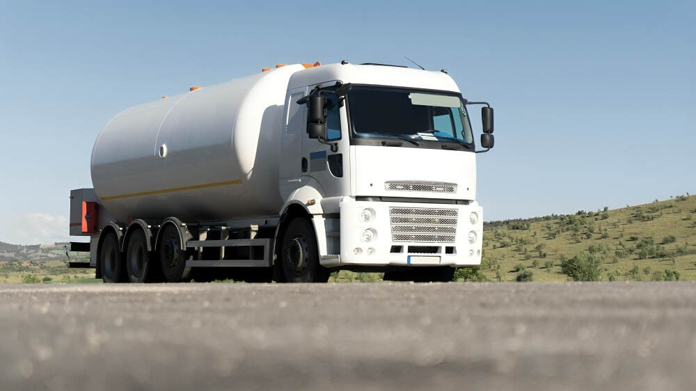 فريق عمل محترف يقوم بتوصيل المياه للمنازل والمشاريع بجودة عالية وبأفضل سعر ناقلة المياه في الخبر