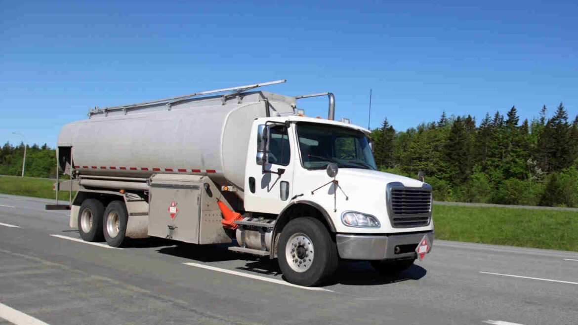 شاحنة مياه نظيفة وجاهزة للتعبئة تعمل على مدار ٢٤/٧ لتقديم مياه نقية وفقًا لأفضل سعر ناقلة المياه في الخبر