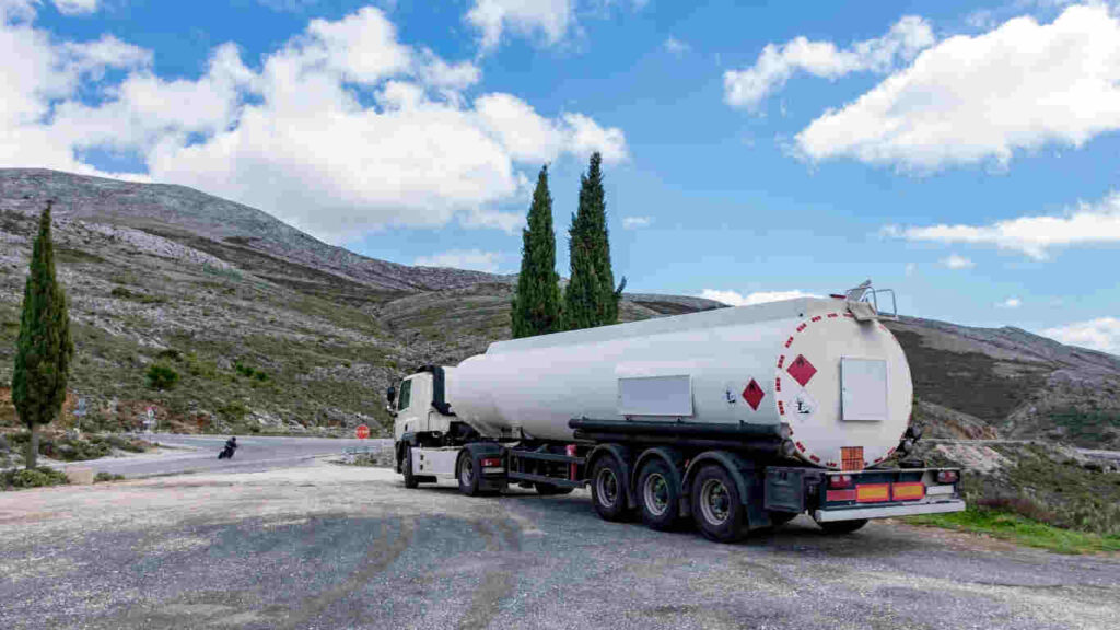 توصيل سريع وآمن مع خدمة صهريج مياه نقية ٣٢ طنًا في الرياض