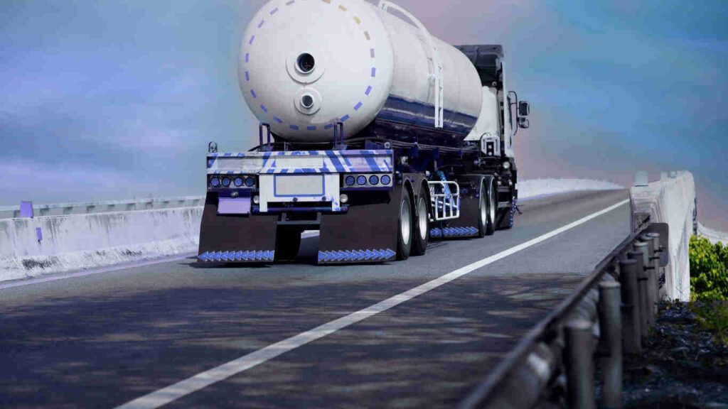 شاحنات حديثة تابعة لـ مورد ناقلة المياه المحترف توفر توصيل المياه بسرعة وأمان