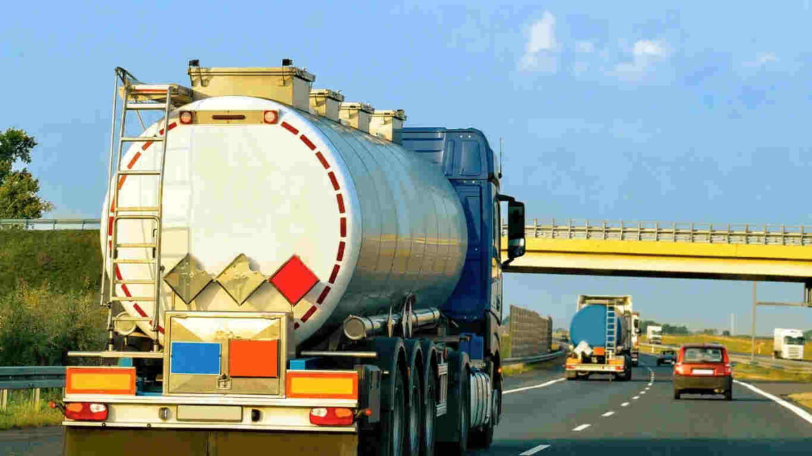 فريق مورد ناقلة المياه المحترف يضمن خدمة دقيقة وجودة عالية لمواقع البناء في حي النخيل