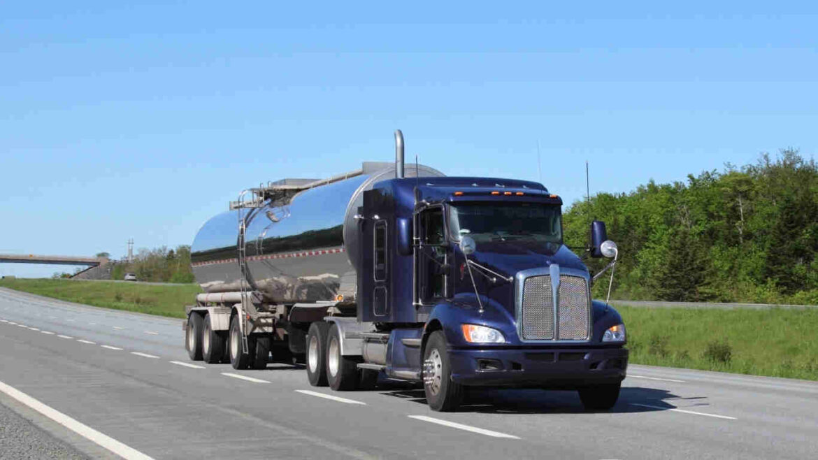 شاحنة صهريج مياه تقدم خدمة توصيل صهريج مياه بخميس مشيط