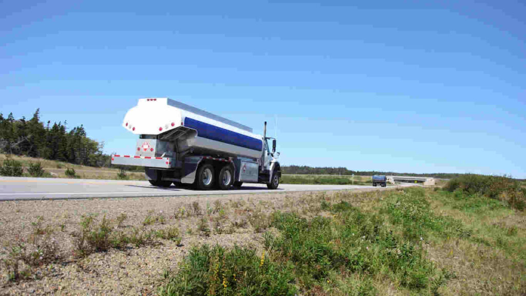 سائق محترف يقود شاحنة توصيل صهريج مياه بخميس مشيط