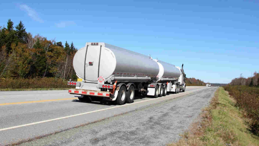 شاحنة مورد صهريج مياه عاجل من شركة ويت مويا تقدم مياه نظيفة وسريعة التوصيل في حي الغدير