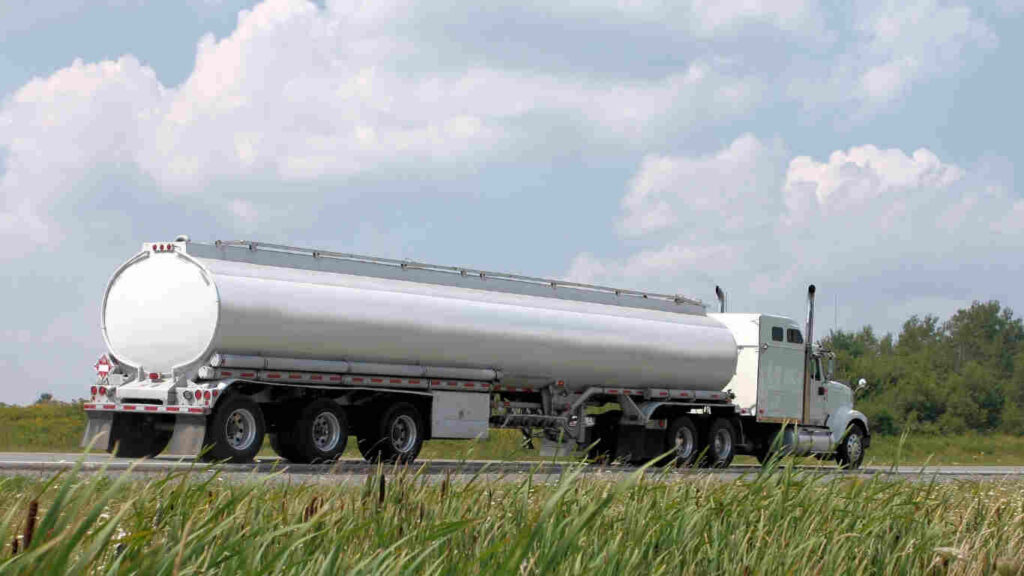 شاحنة مياه نظيفة من شركة ويت مويا تقدم خدمة بأسعار مناسبة ضمن سعر ناقلة المياه في شرق الرياض للعملاء السكنيين والتجاريين