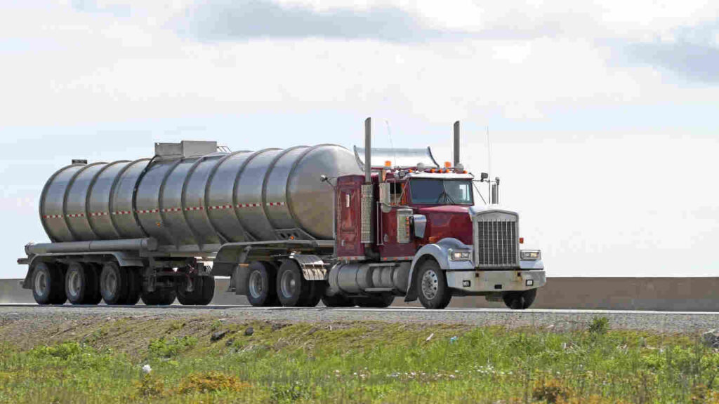 فريق متخصص يعمل ضمن خبير خدمة توصيل المياه في الملز لضمان جودة التوصيل