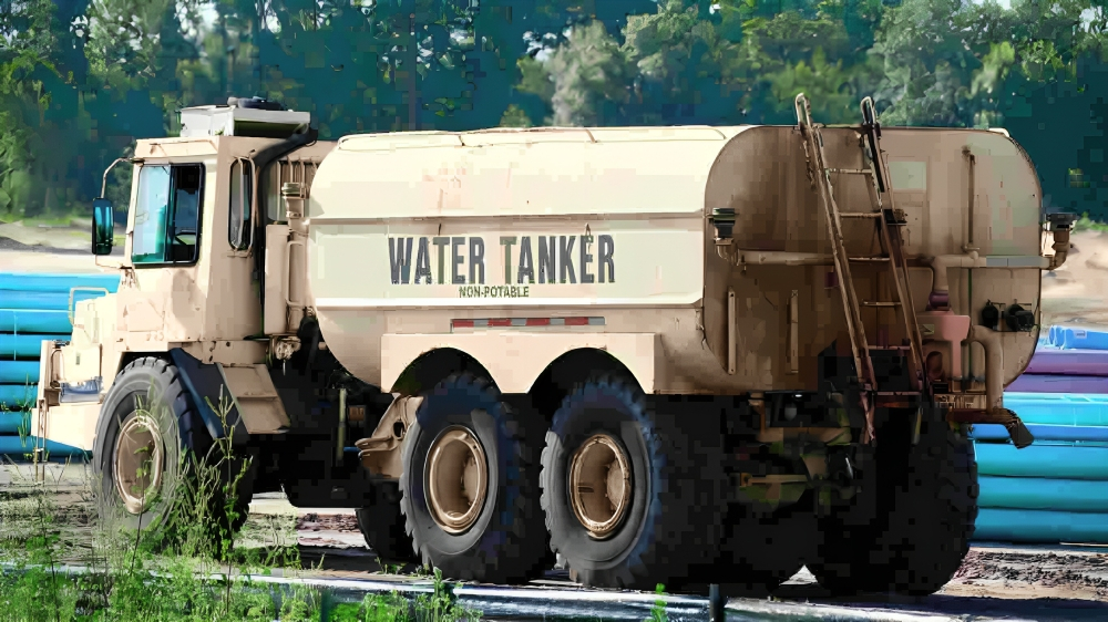 صهريج مياه نظيفة ٣٢ طنًا لتوصيل المياه الآمنة في الرياض