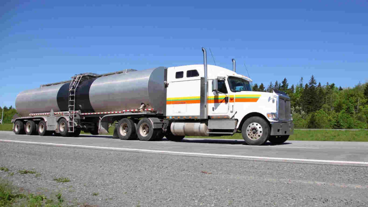 شاحنة مياه فعالة ضمن خدمة توصيل صهاريج المياه السريعة لتلبية احتياجات العملاء