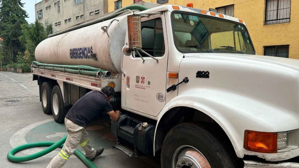 صهريج مياه سعة ٣٠ طنًا إمداد المياه الطارئة في الرياض