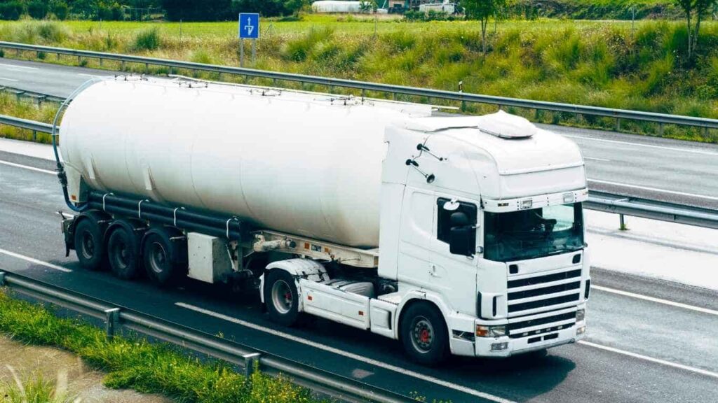 خدمة صهريج مياه غرب الرياض بسرعة استجابة عالية