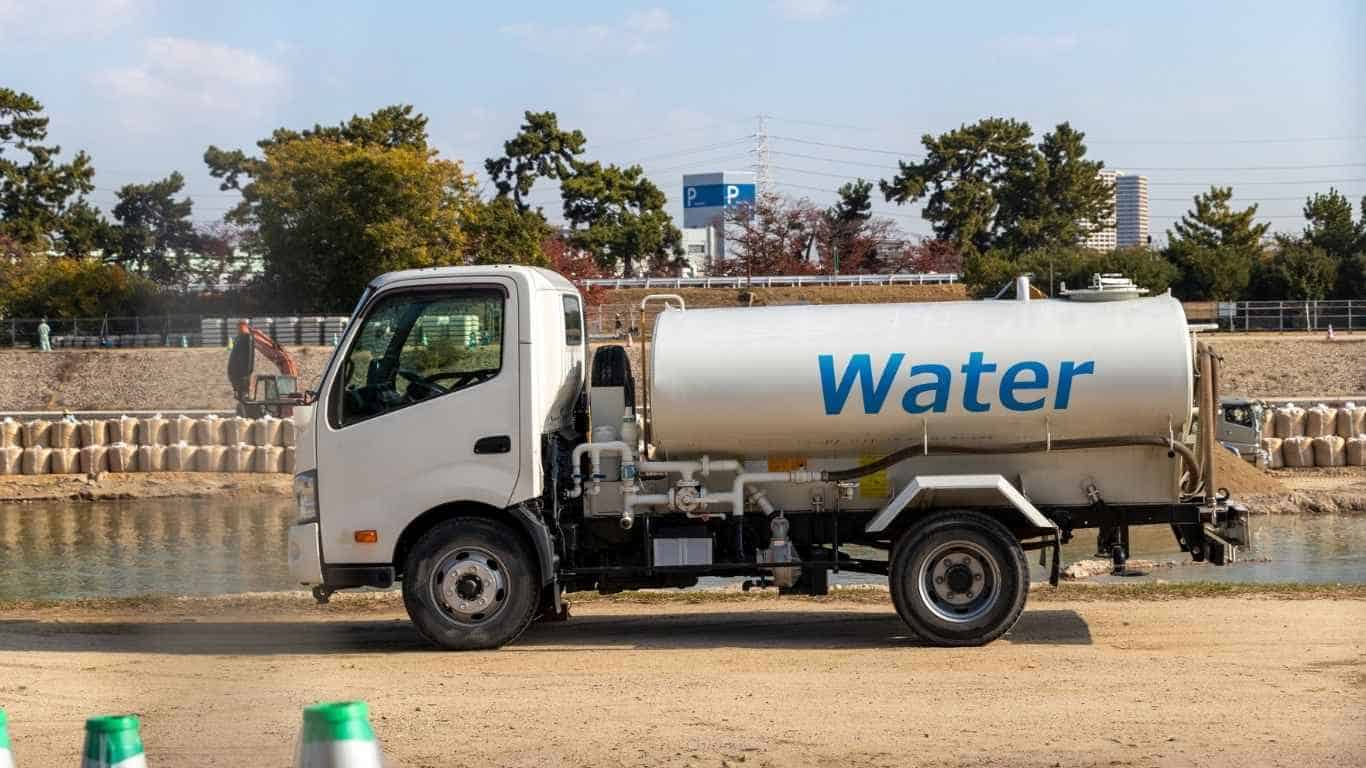 خدمة صهاريج المياه لتوصيل المياه النظيفة للمنازل