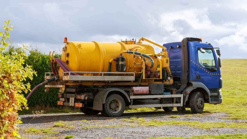 خدمة صهريج مياه ١٨ طن متوفرة ٢٤ ساعة