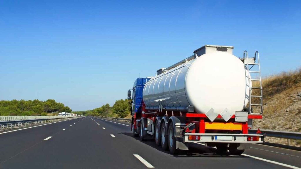 Water Tanker in Riyadh operating with quick response