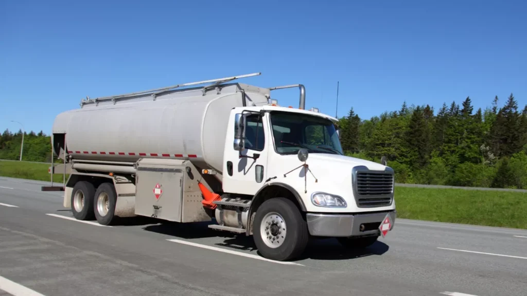 Professional reliable water tanker services with 30-ton and 32-ton tankers